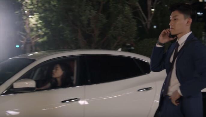 《精英律师》在第28集麦飞上了美女的豪车是什么品牌的？